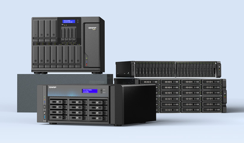 In einem Schrank im Serverraum installiertes QNAP Rackmount NAS.
